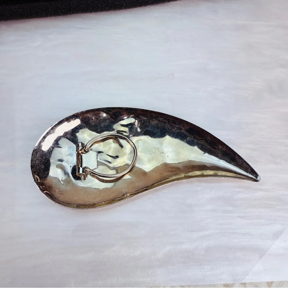 Large Vintage aged goldtone, hammered accent, scarf clip